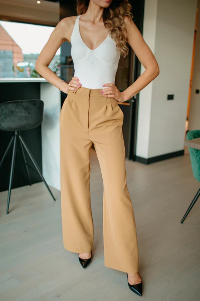 Camel high-waisted pleated trousers